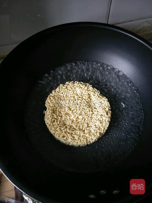 放入方便面煮