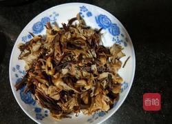 干茶树菇炒五花肉的做法图解1