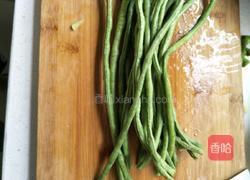 酱香豇豆肉丁炒辣椒的做法图解1