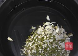 绿豆薏米百合汤的做法图解3