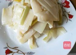 泡椒春笋炒香肠的做法图解1