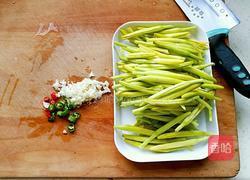 凉拌黄花菜的做法图解1