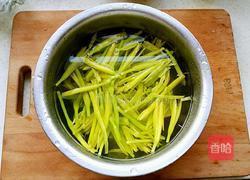 凉拌黄花菜的做法图解3