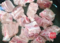 胡萝卜香菇焖排骨的做法图解1