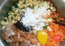 胡萝卜玉米猪肉饺子的做法图解3