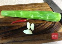 响油莴笋丝的做法图解1