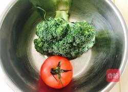 番茄炒西兰花的做法图解1