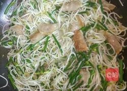 蒜香韭菜花炒豆芽的做法图解5