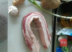 红烧肉炖土豆的做法图解1