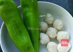 章鱼丸炒青辣椒的做法图解1