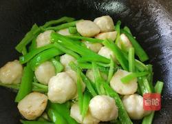 章鱼丸炒青辣椒的做法图解4