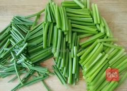 韭菜苔炒鸡蛋的做法图解2