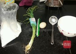 葱花火腿鸡蛋饼的做法图解1