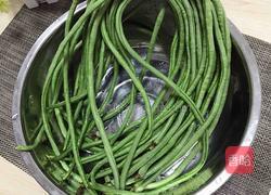 香酥椒盐豇豆的做法图解1