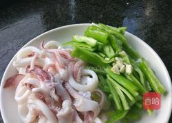 鱿鱼炒青椒的做法图解2