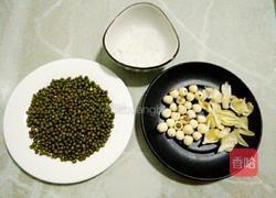 莲子百合绿豆汤的做法图解1