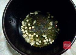 莲子百合绿豆汤的做法图解3