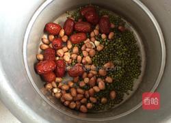 绿豆花生红枣甜汤的做法图解3