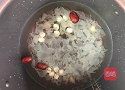 银耳莲子汤的做法图解3