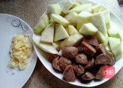 牛肉丸炒丝瓜的做法图解1