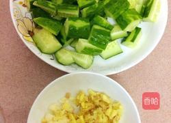 青瓜焖蛤俐的做法图解1