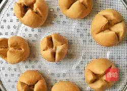 Illustration of how to make brown sugar blossom steamed buns 4