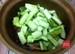 黄瓜焖砂锅鸭的做法图解2