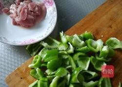 大辣椒炒肉的做法图解1