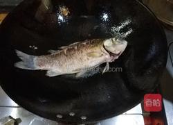 松茸鲫鱼豆腐汤的做法图解1
