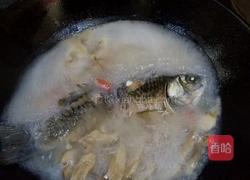 松茸鲫鱼豆腐汤的做法图解2