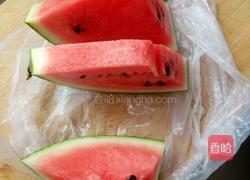 冰镇西瓜牛奶的做法图解1