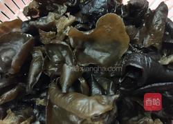 木耳炖排骨汤的做法图解1