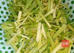胡萝卜炒芹菜的做法图解1