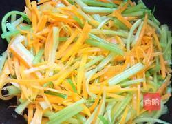 胡萝卜炒芹菜的做法图解4
