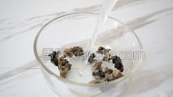 木耳番茄炒蛋的做法图解1