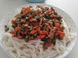 豇豆角胡萝卜肉丁打卤面