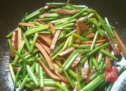 韭菜苗炒茶叶干的做法图解3