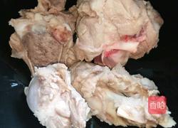 西红柿海鲜菇腿骨汤的做法图解1