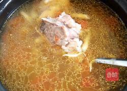 西红柿海鲜菇腿骨汤的做法图解6