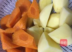 胡萝卜马铃薯猪骨汤的做法图解1