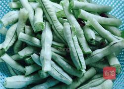 大粒香菇炒豆角的做法图解1