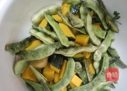 豆角炖窝瓜的做法图解1