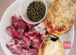 莲藕绿豆排骨汤的做法图解1