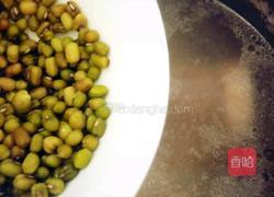 莲藕绿豆排骨汤的做法图解7