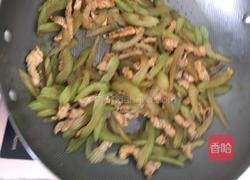 西芹炒瘦肉的做法图解4
