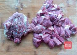 红萝卜炖牛肉的做法图解1