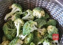 蒜香西蓝花的做法图解1
