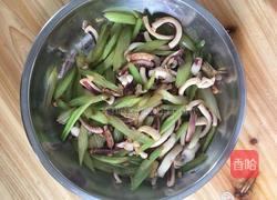 西芹炒墨鱼的做法图解5