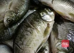 油炸鲫鱼的做法图解1