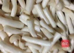 海鲜菇炒五花肉的做法图解1